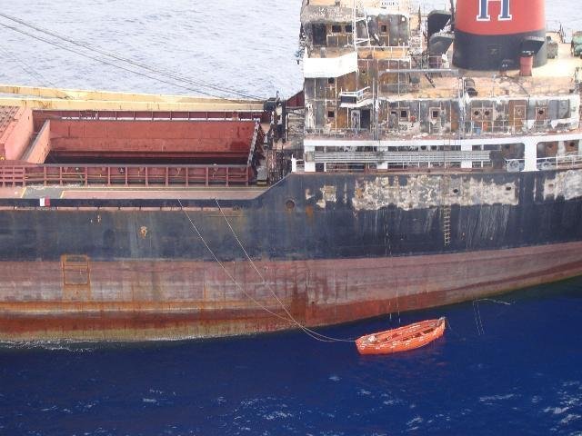 Navio turco atraca em Rio Grande com sobreviventes