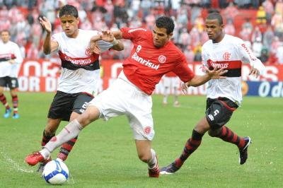 Sandro concorre com Gui&ntilde;azu entre os volantes