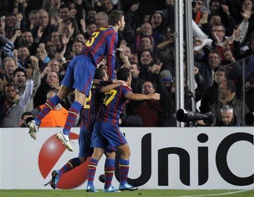 Jogadores do Barcelona comemoram gol da vit&oacute;ria sobre a Inter de mil&atilde;o
