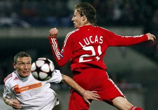 Liverpool, do volante Lucas, venceu o Debreceni por 1 a 0, mas acabou eliminado na Liga dos Campe&otilde;es