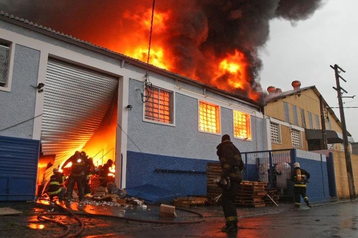 Inc&ecirc;ndio consome ind&uacute;stria na zona norte de S&atilde;o Paulo