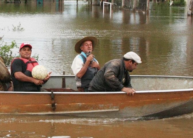 Aposentado leva gatinho a todos os cantos da inundada Quara&iacute;