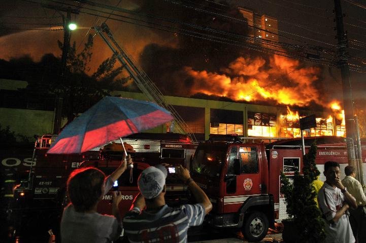 Bombeiros controlam inc&ecirc;ndio em f&aacute;brica de SP 
