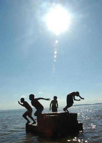 Em Porto Alegre, calor de 36 graus levou meninos a se aventurar nas &aacute;guas do Gua&iacute;ba