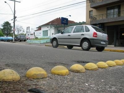 Contran pro&iacute;be tachas e tach&otilde;es para reduzir velocidade