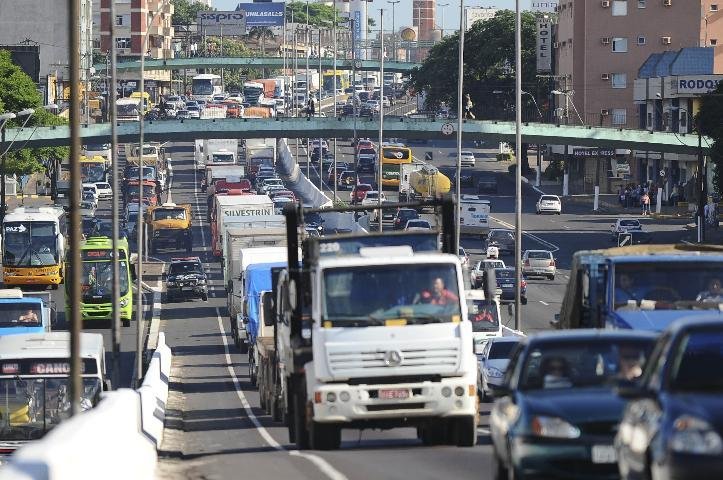 Pane em caminh&atilde;o congestiona BR-116 