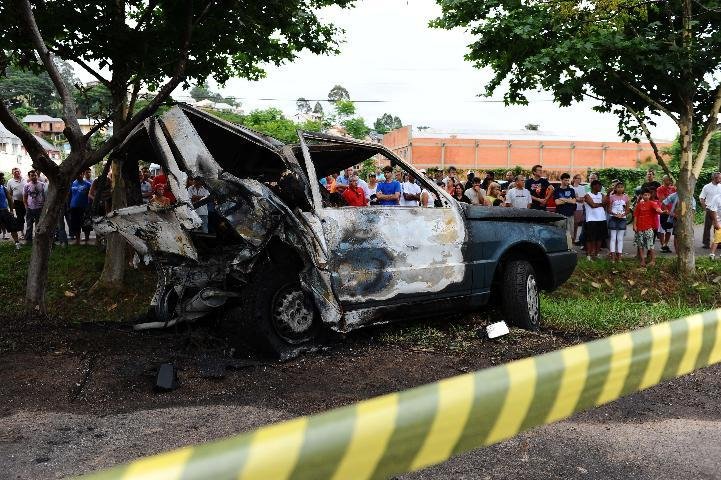 Tr&ecirc;s morrem carbonizados ap&oacute;s colis&atilde;o na BR-116
