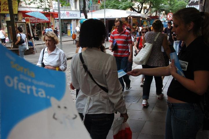 Conselho de odontologia faz blitz para coibir panfleteiros