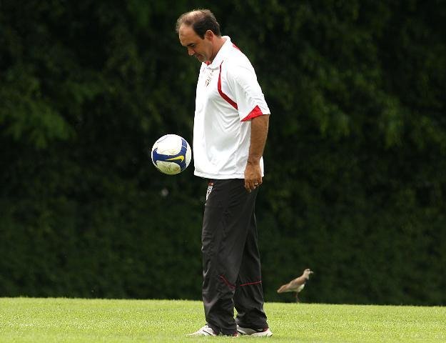 Ricardo Gomes est&aacute; preocupado com euforia no S&atilde;o Paulo