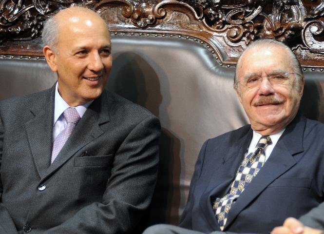 Arruda, na foto com Jos&eacute; Sarney, teria autorizado pagamento de propina &agrave; aliados no DF