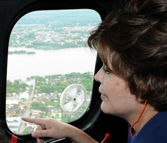Ministra sobrevoa regi&otilde;es atingidas pela chuva