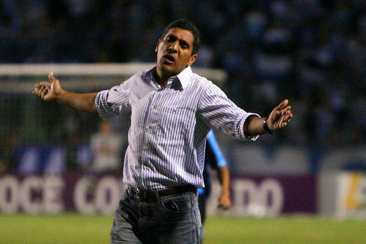 T&eacute;cnico Silas comenta conversa com o vice de futebol do Tricolor