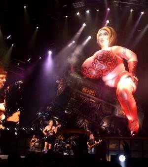 P&uacute;blico gritou o nome de Geisy ao ver a boneca no palco