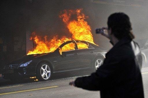 Manifestantes destru&iacute;ram e saquearam lojas, bancos e ve&iacute;culos na Sui&ccedil;a