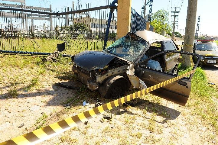 Carro colidiu contra porta de ferro e pilastra