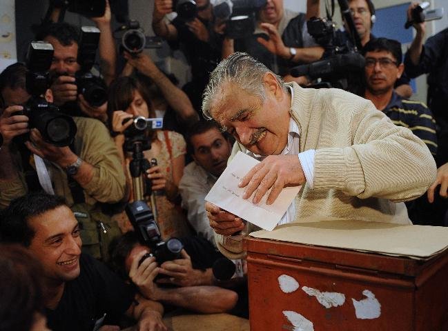 Candidato de esquerda Mujica vota no Uruguai