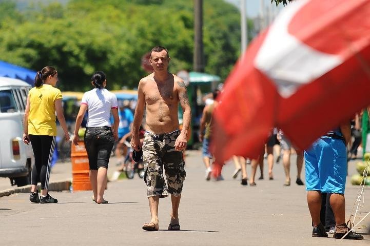 Homem se exercita na orla do Gua&iacute;ba