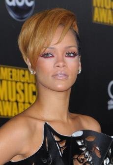 Rihanna se "diverte" sozinha