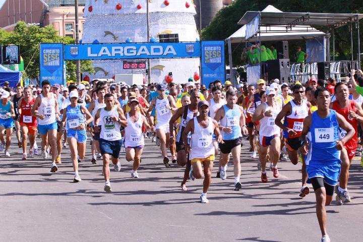 Atletas enfrentam calor para disputar minimaratona em Porto Alegre