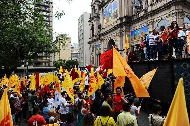 Servidores protestam em frente ao Piratini