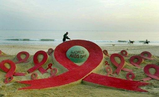 Artista faz esculturas de areia a favor do combate &agrave; aids