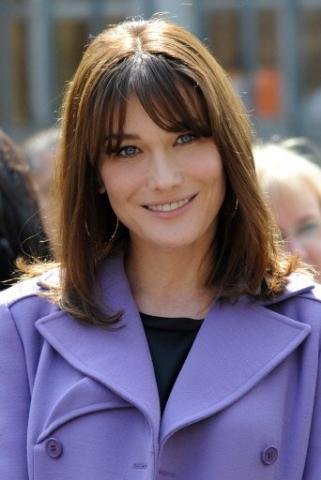 Carla Bruni lembra destrui&ccedil;&atilde;o causada pela Aids e morte do irm&atilde;o