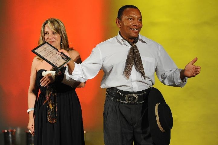 Trovador Macedinho agradeceu a premia&ccedil;&atilde;o recebida da filha de Teixeirinha, Elisabeth Teixeira, com versos criados na hora