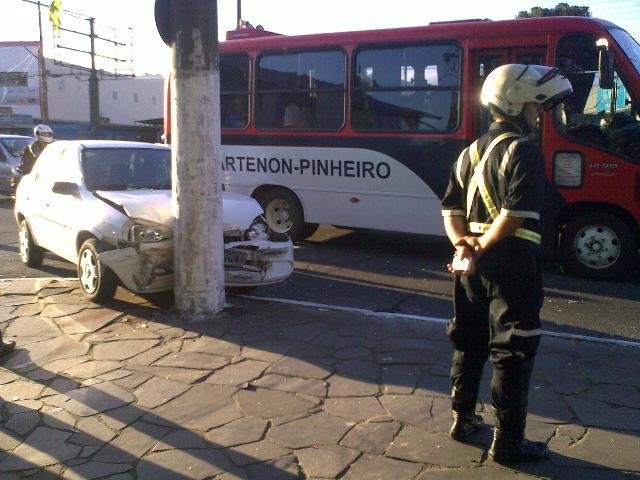Carro colidiu contra pilar