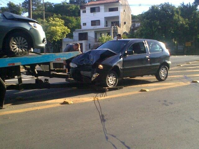 Carros colidem e dois ficam feridos na zona Sul 