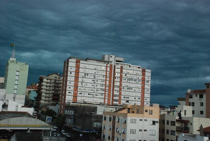 V&aacute;rios pontos da cidade ficaram sem luz e houve congestionamento