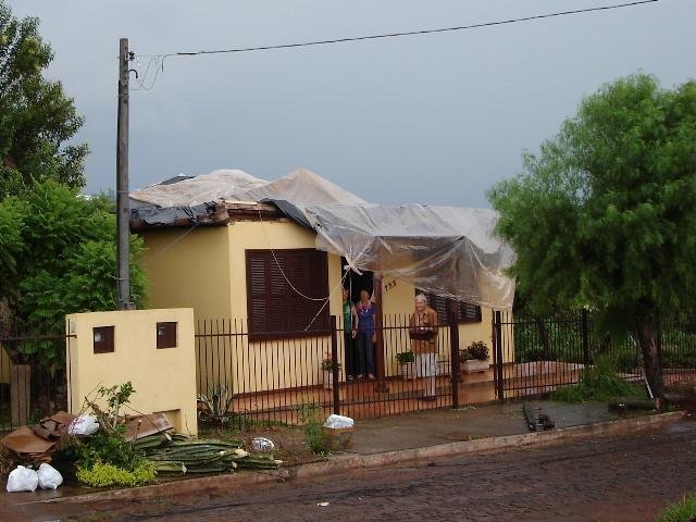 Temporais atrapalham reconstru&ccedil;&atilde;o de casas em Santo Cristo