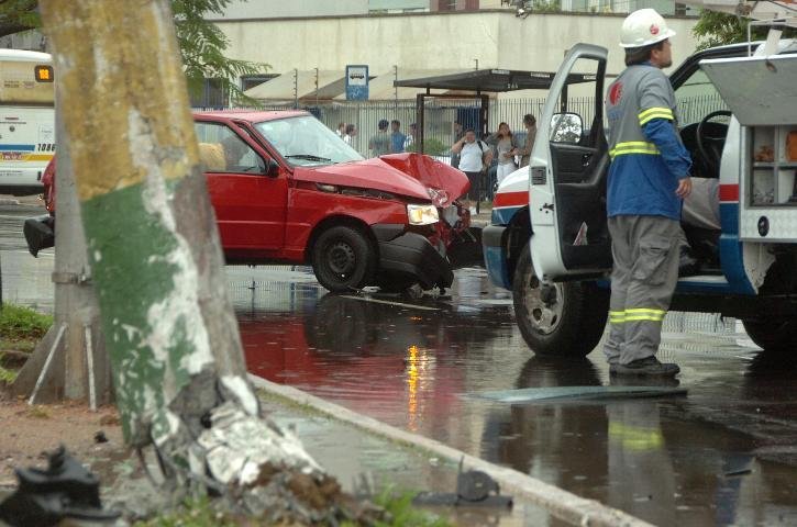 Colis&atilde;o do Uno causou a queda de poste em Porto Alegre