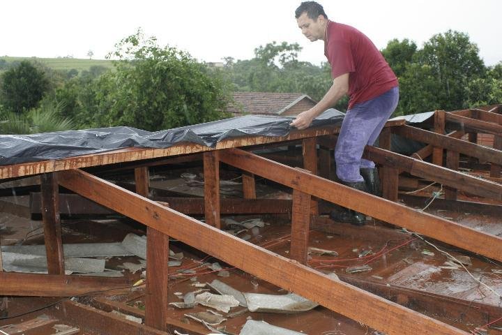 Levantamento inicial dos Bombeiros apontou 200 casas destelhadas em Iju&iacute;
