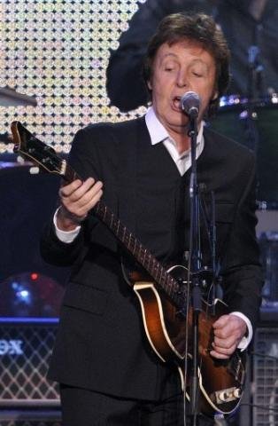 Paul McCartney homenageia Beatles em show em Hamburgo