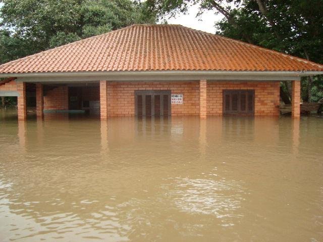 Acesso a balne&aacute;rio s&oacute; &eacute; poss&iacute;vel de barco 