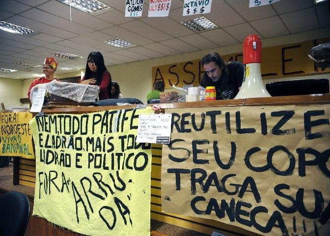 Estudantes voltam a ocupar C&acirc;mara do DF e cobram sa&iacute;da de Arruda  