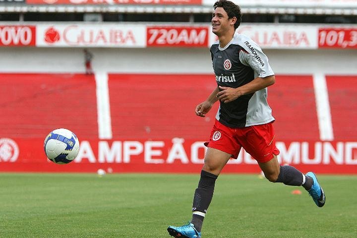 Giuliano pagar&aacute; tr&ecirc;s churrascos a Douglas Costa se o gremista fizer gol no Flamego