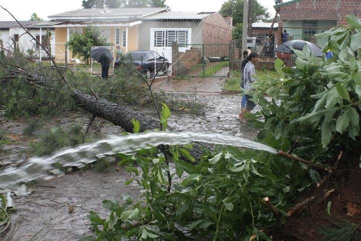Vendavais causaram muitos estragos em Iju&iacute;