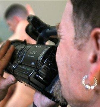 solteiros buscam sites pornogr&aacute;ficos duas vezes mais do que os casados
