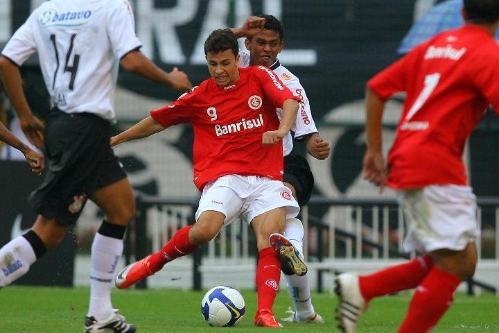 Atacante marcou o primeiro gol do Inter no Brasileir&atilde;o 2009 