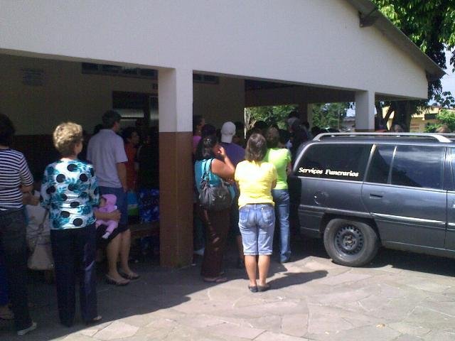 Familiares e f&atilde;s chegam ao local do vel&oacute;rio
