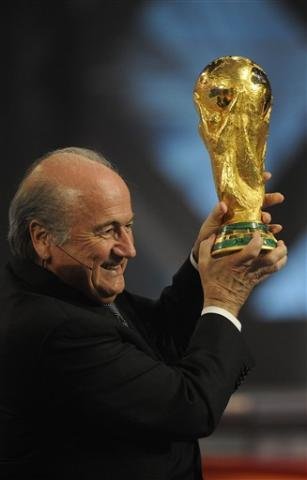Antes do sorteio, presidente da Fifa, Joseph Blatter, exibe a ta&ccedil;a do campe&atilde;o