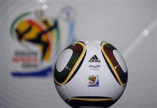 Fifa tamb&eacute;m apresentou a bola da Copa 2010