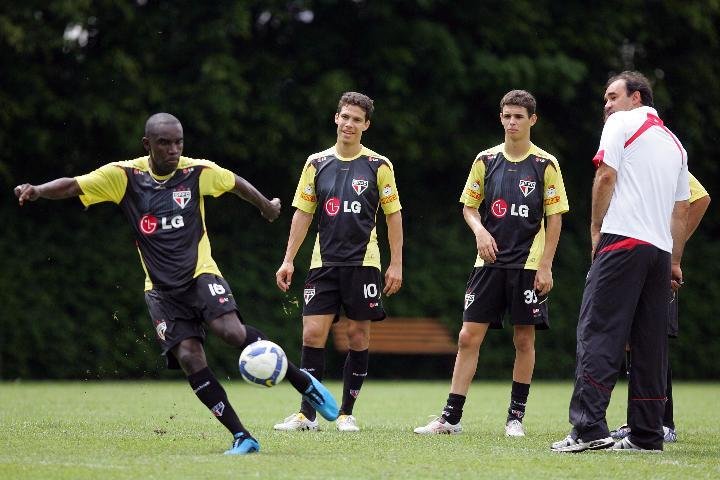 Hugo (E) teve boa passagem pelo Gr&ecirc;mio em 2006