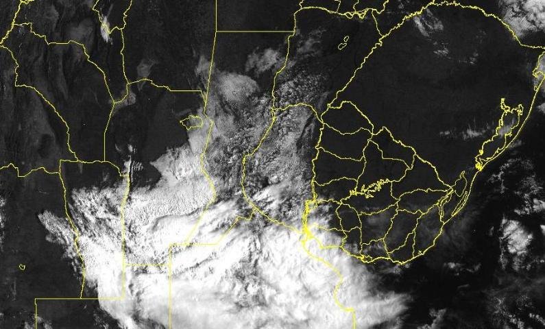 Instabilidade que aparece sobre a Argentina na manh&atilde; deste s&aacute;bado vai mudar o tempo na fronteira hoje &agrave; noite e trazer chuva para o Estado neste domingo
