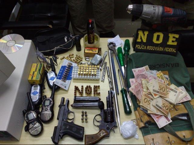 Criminosos foram detidos com R$ 16 mil, uma pistola .380, um rev&oacute;lver .38 e 257 muni&ccedil;&otilde;es, al&eacute;m de furadeira e p&eacute; de cabra