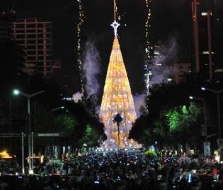 M&eacute;xico inaugura &aacute;rvore de Natal de 112 metros