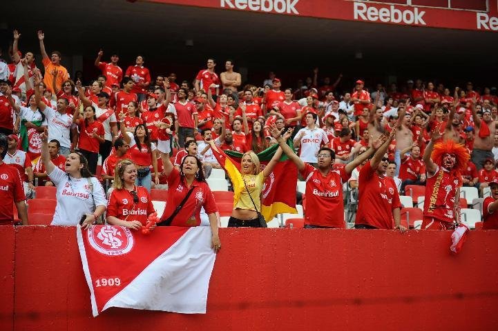 Torcida colorada vibrou muito no Beira-Rio