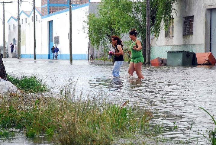 &Aacute;guas da Lagoa dos Patos invadem casas em Rio Grande