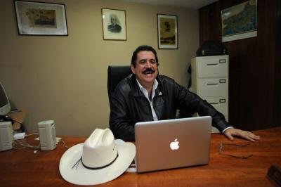 Zelaya diz que fica na Embaixada at&eacute; Brasil permitir